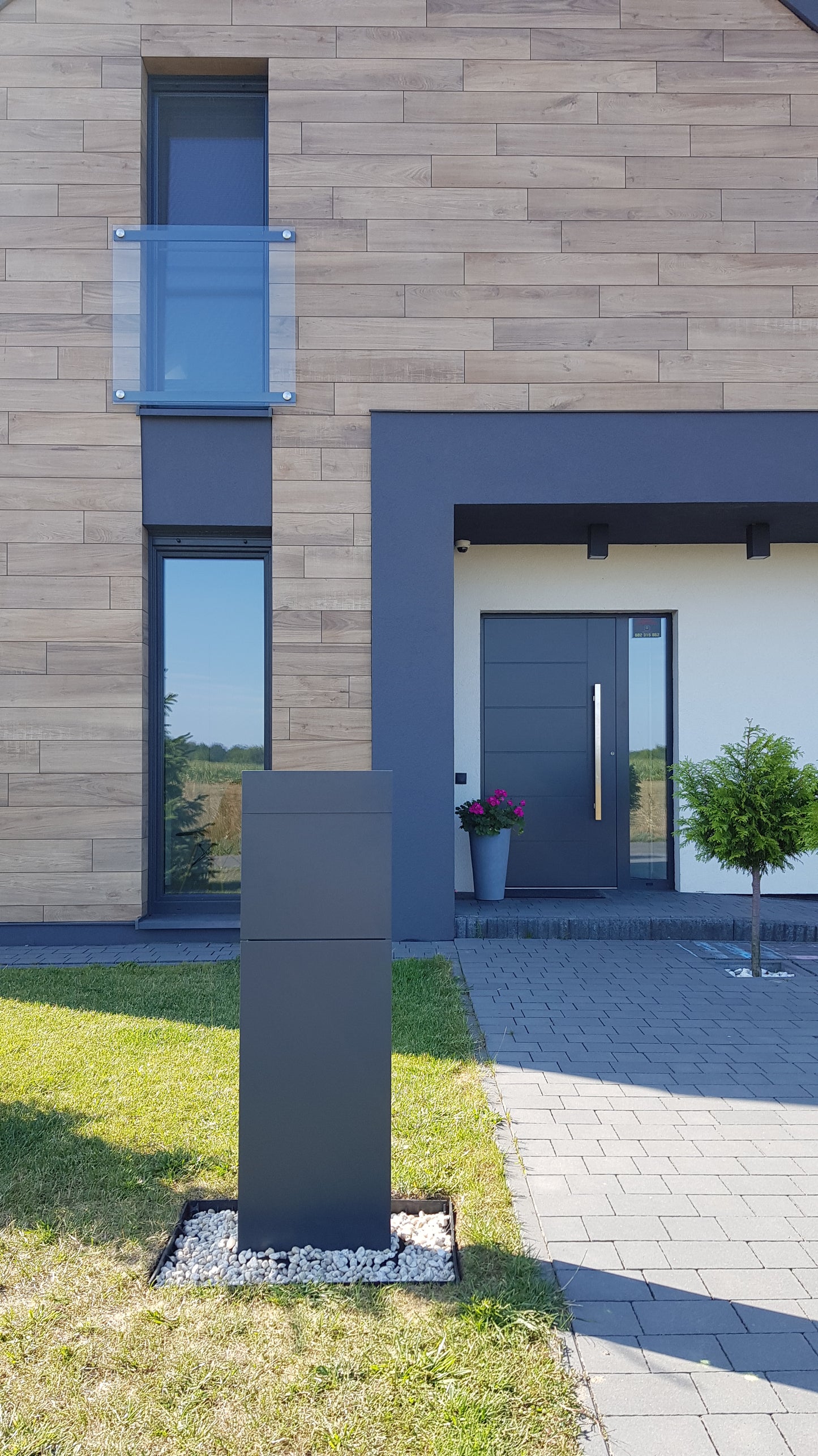 THE BOX by Bravios - Modern stand-alone black mailbox